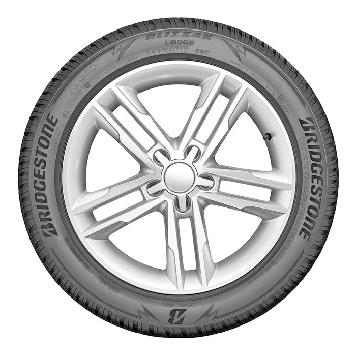 Detaliu band de rulare Bridgestone Blizzak LM005 225/50R17 cu canaline zigzag